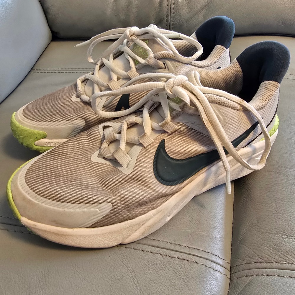 Nike Star Runner‎ 4 Big Kids Running Shoes Light Bone Volt DX7615-003 Size 5Y